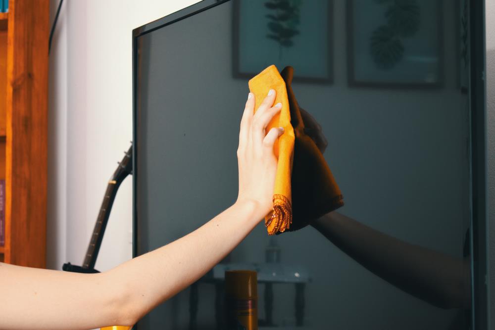 Así de fácil puedes limpiar la pantalla de tu televisor, sin rayarla y con un sencillo truco casero